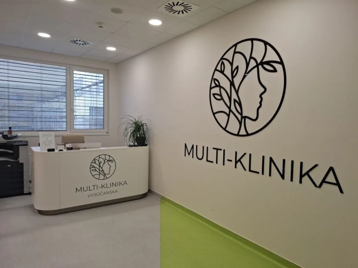 Recepce Multi-kliniky Vysočanská s logem na stěně