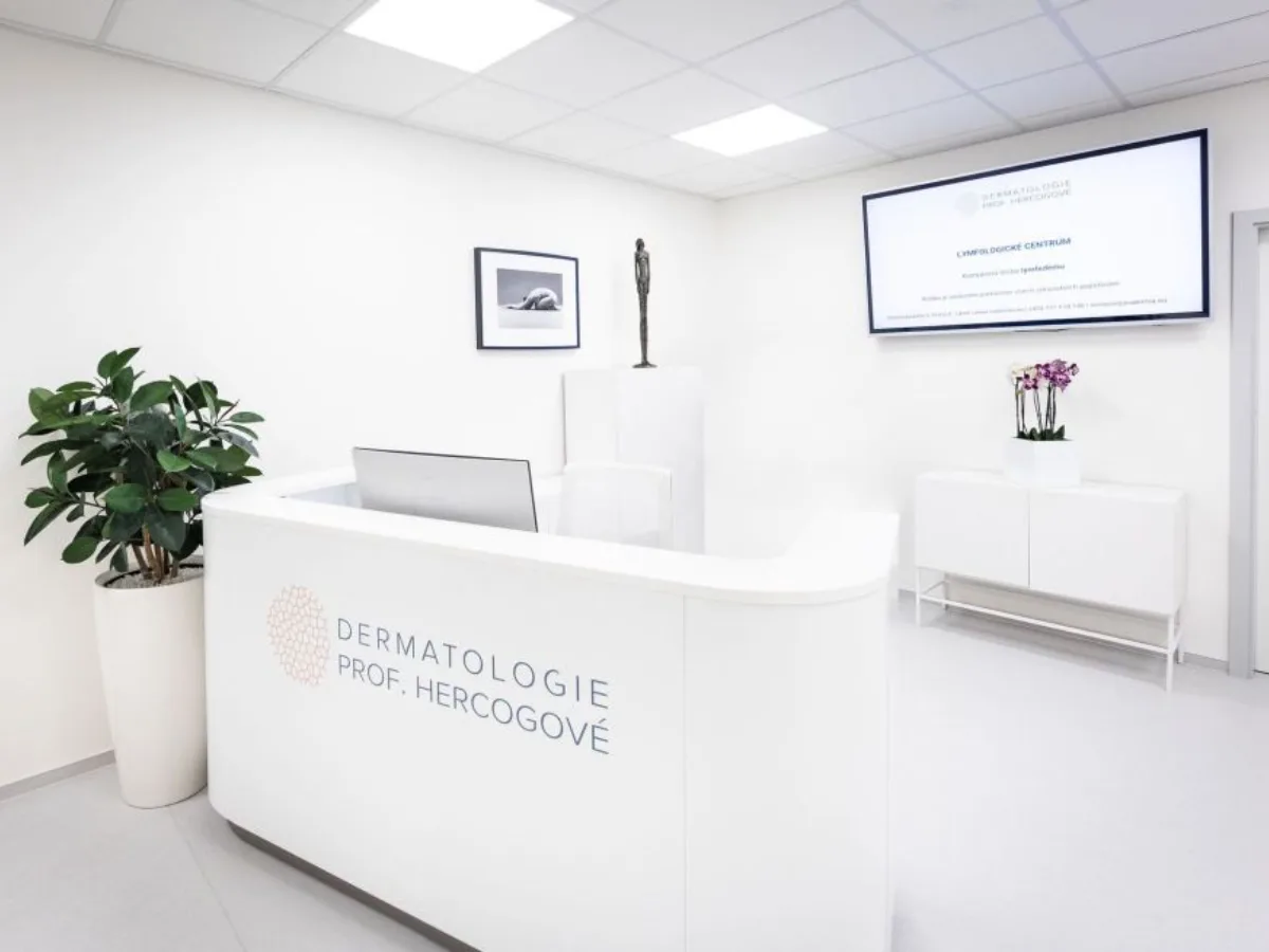 Recepce Dermatologie prof. Hercogové s bílým pultem