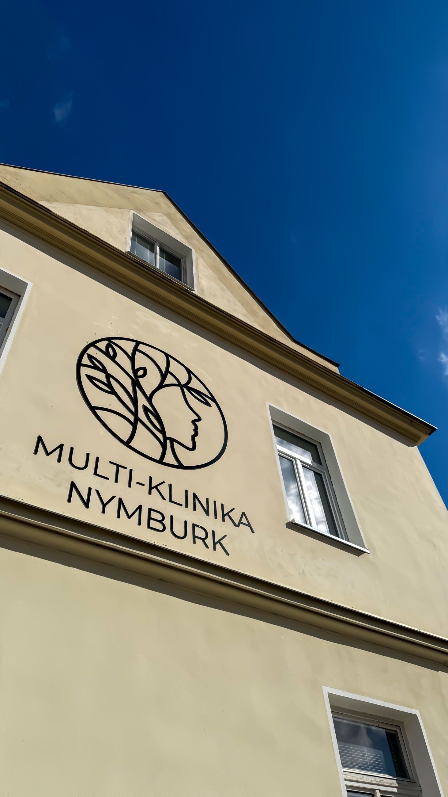 Fasáda Multi-kliniky Nymburk s logem sítě