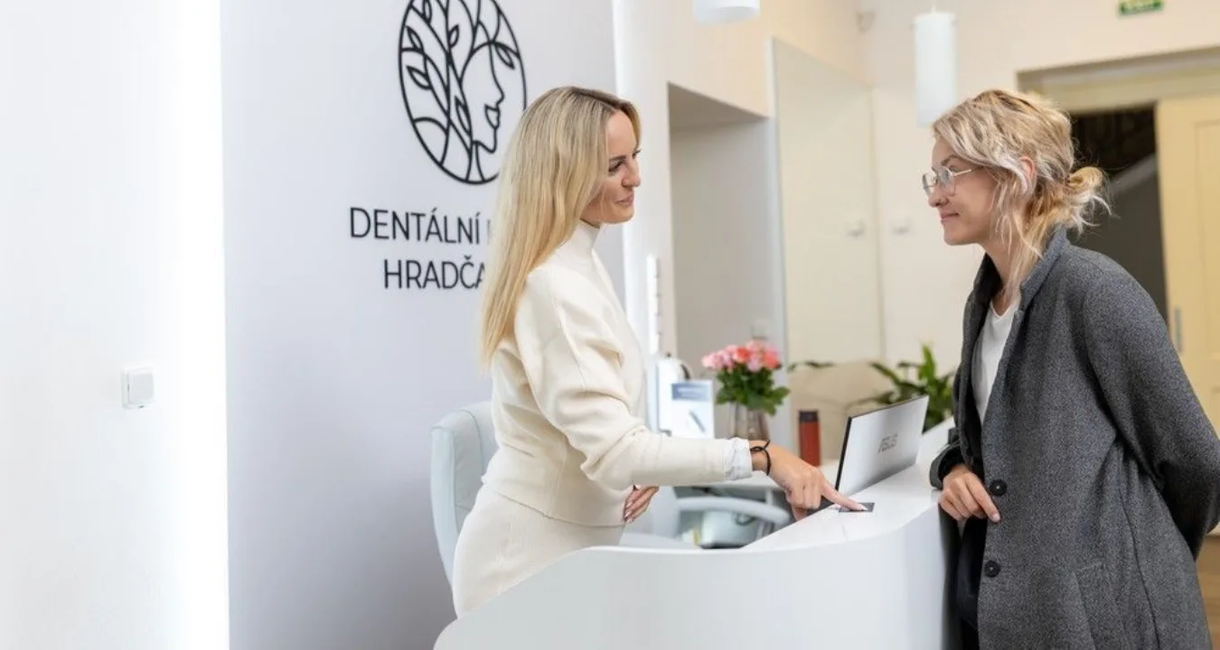 Recepce Dentální kliniky Hradčanská s přívětivým prostředím